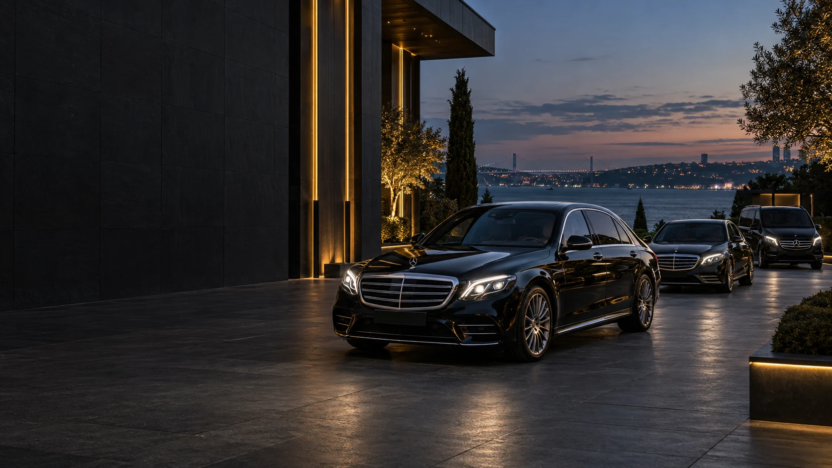 Akşam saatlerinde Boğaz kıyısında temsili siyah Mercedes koleksiyonu